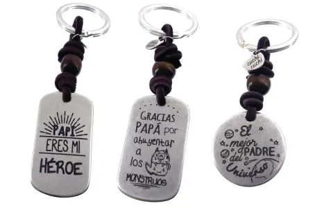 Llaveros personalizados originales: "Papi, eres mi héroe", "Gracias papá por ahuyentar a los monstruos" y "El mejor padre del universo".