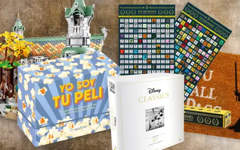 Una caja regalo cine con palomitas, un set de Disney Classics y pósters de películas.