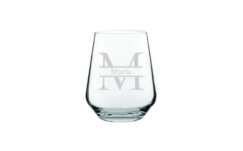 Vaso de cristal transparente con iniciales grabadas "M" y el nombre "María".