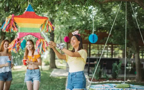 Mujeres celebrando con piñatas para adultos. ¡Qué divertido! Podrían poner dulces, pequeños regalos o hasta botellas de licor.