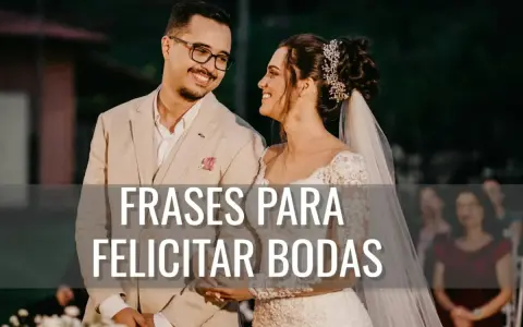 Novios sonrientes, ella con velo y él con traje, listos para recibir felicitaciones de boda.