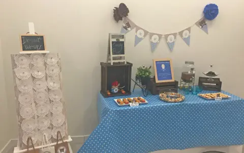 Mesa de dulces con temática de ositos, incluyendo un candy bar casero con magdalenas, galletas y palomitas.