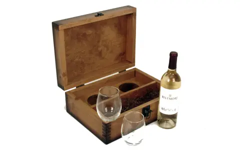 Caja de madera abierta con dos copas, paja decorativa y una botella de vino blanco. Un set vino personalizado perfecto para regalar.