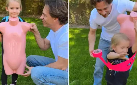 Padre e hija crean un divertido disfraz de juguete casero con un maniquí rosa y cinta adhesiva brillante.
