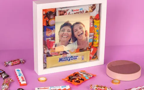Caja blanca llena de chocolates variados y una foto familiar. Un regalo perfecto de chocolates personalizados para cumpleaños.