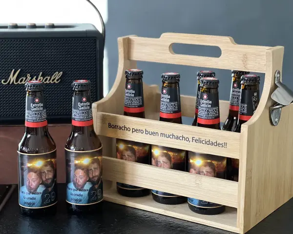 Cervezas personalizadas regalo: seis botellas de Estrella Galicia en un cesto de madera, con fotos y mensajes divertidos.