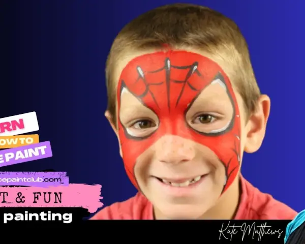 Un niño sonriente con un increíble spiderman dibujo cara. Aprende a pintar caras rápido y divertido.
