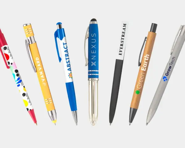 Bolígrafos de varios colores y diseños, ideales para aprender como personalizar bolígrafos con logos.