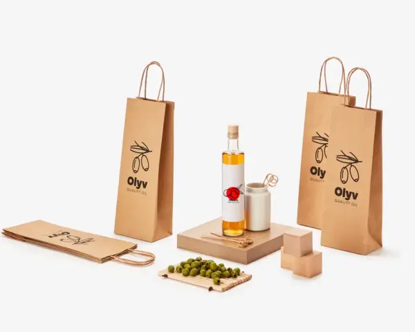 Bolsas vino personalizadas de papel kraft con logo de olivas. Botella de aceite de oliva y aceitunas verdes.