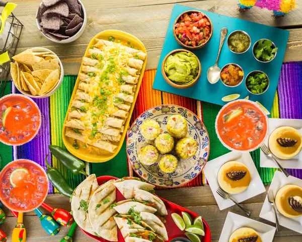 Ideas para una fiesta mexicana: taquitos, guacamole, salsa, elotes, quesadillas y postres. ¡Todo listo para celebrar!