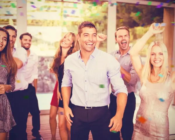 Grupo de amigos celebrando con confeti, listos para juegos de despedida de soltero.