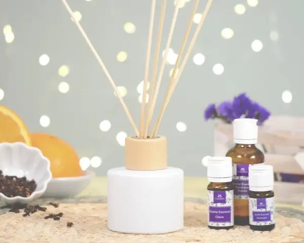 Un mikado casero duradero con aceites esenciales de clavo y naranja. Aromas naturales para tu hogar.