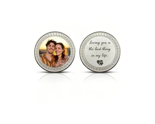 Monedas personalizadas con foto de pareja y mensaje romántico. Un recuerdo único.
