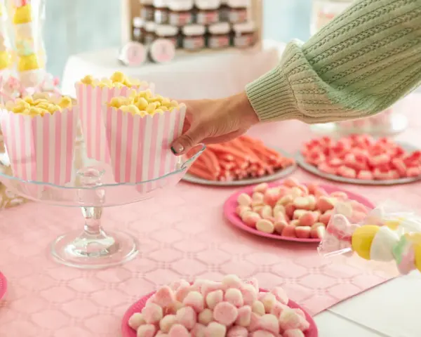 Mesa llena de chuches y palomitas, ¡ideas originales con chuches para una fiesta dulce!