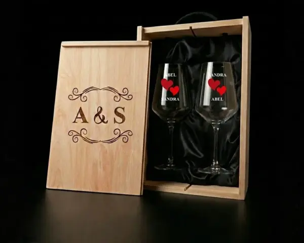 Caja de madera con dos copas de vino personalizadas con nombres y corazones. Ideal para personalizar copas de vino.