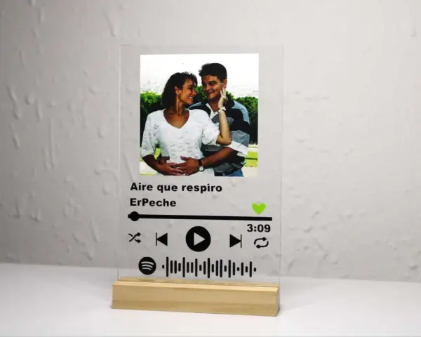 Placa Spotify personalizada con foto de pareja y controles de reproducción. Un recuerdo musical único.