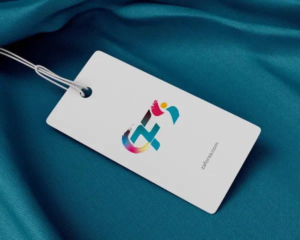 Etiquetas hecho a mano con logo colorido y web.