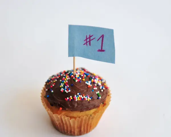 Magdalena con glaseado de chocolate y chispas de colores, lista para decorar. ¡El número 1!