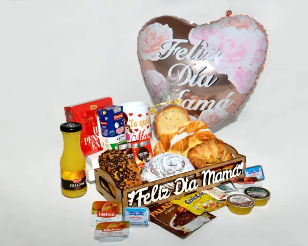 Una bandeja personalizada para mamá con café, jugo, pan, croissants y mermelada.