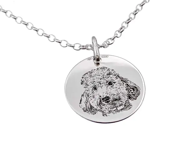 Colgante mascota personalizado de plata con grabado de un perro.