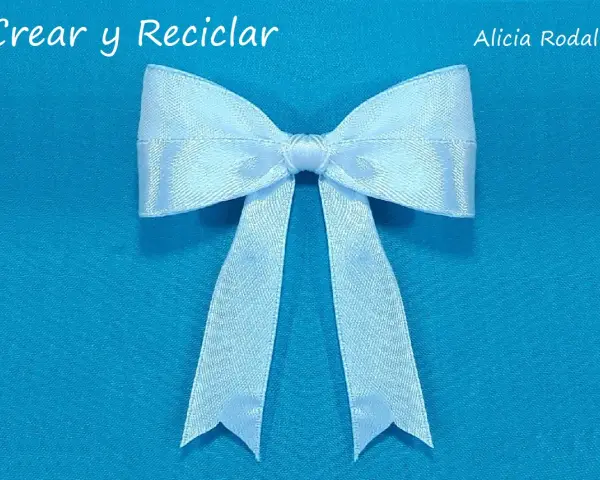 Un lazo blanco de satén, perfecto para decorar o hacer un regalo. Aprende a hacer lazo con cinta.