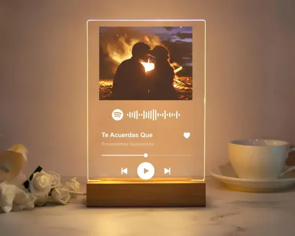 Un cuadro Spotify personalizado con una pareja besándose junto a una fogata. La canción "Te Acuerdas Que" de Prometimos buscarnos.