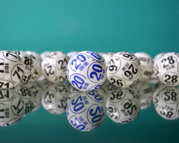 Bolas de lotería con números, listas para saber como hacer una rifa.