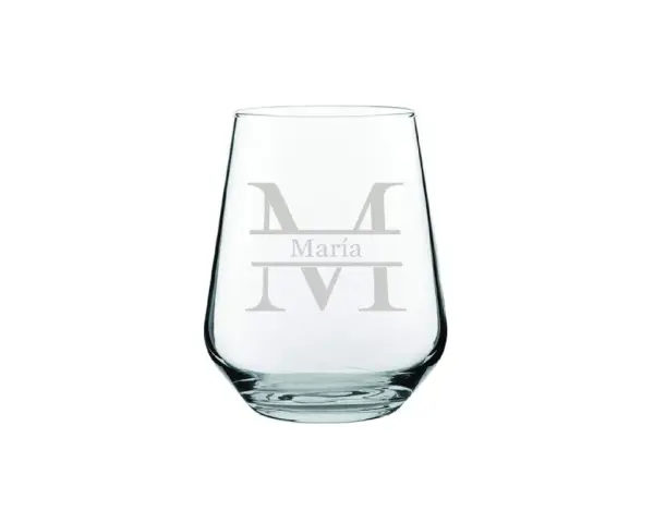 Vaso de cristal transparente con iniciales grabadas "M" y el nombre "María".