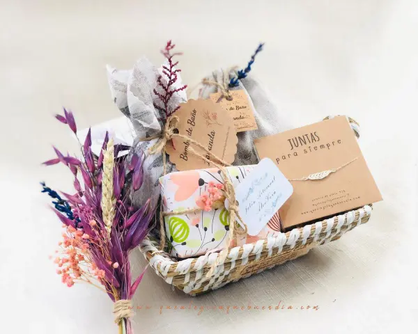 Pack regalo aniversario con jabón artesanal, bomba de baño y pulsera de plata. ¡Perfecto para celebrar!