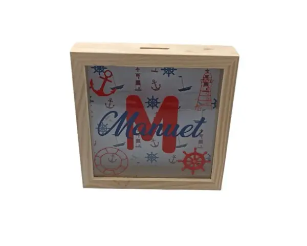 Hucha personalizable de madera con diseño marinero y el nombre "Manuel".