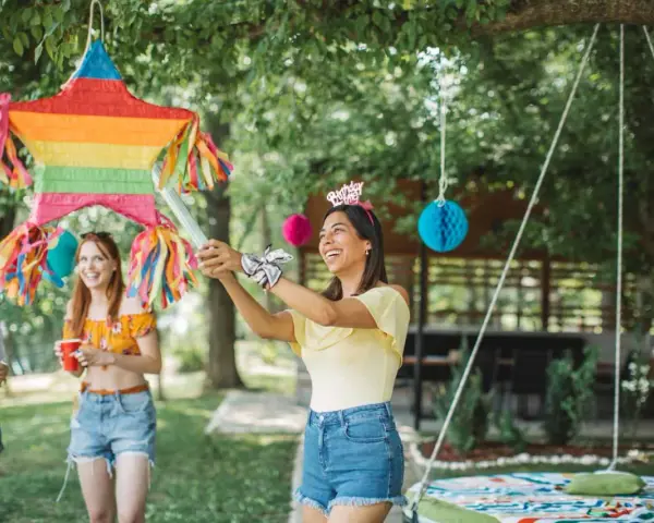 Mujeres celebrando con piñatas para adultos. ¡Qué divertido! Podrían poner dulces, pequeños regalos o hasta botellas de licor.