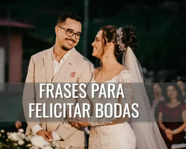 Novios sonrientes, ella con velo y él con traje, listos para recibir felicitaciones de boda.