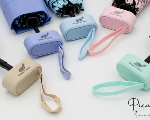 Paraguas personalizados para profesores, en colores pastel y con el logo de Grupo Coelca.