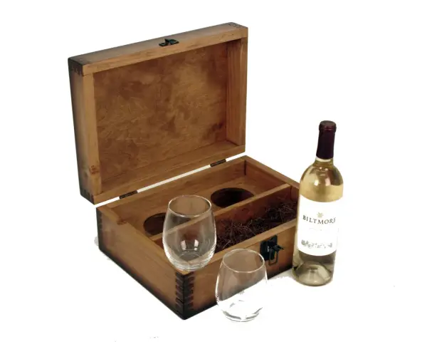 Caja de madera abierta con dos copas, paja decorativa y una botella de vino blanco. Un set vino personalizado perfecto para regalar.