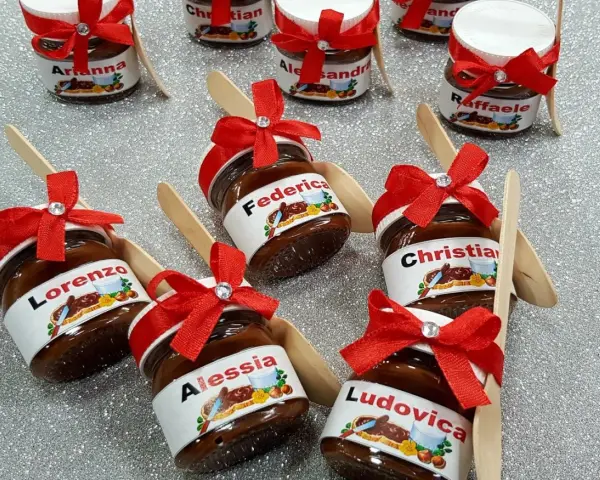 Mini tarros de Nutella personalizada con nombres como Lorenzo, Federica, Alessia, Christian, Ludovica, Arianna, Alessandra y Raffaele, adornados con lazos rojos.