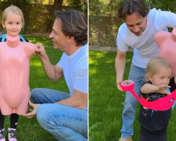 Padre e hija crean un divertido disfraz de juguete casero con un maniquí rosa y cinta adhesiva brillante.
