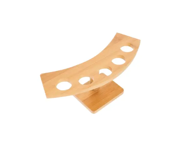 Soporte para cucuruchos casero de bambú, con cinco orificios para exhibir tus helados o conos.