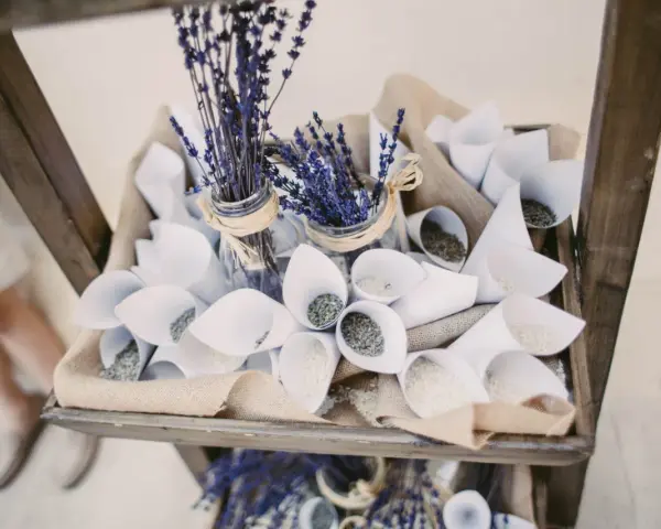 Conos de arroz y lavanda, perfectos regalos invitados boda hecho a mano.