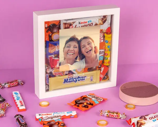 Caja blanca llena de chocolates variados y una foto familiar. Un regalo perfecto de chocolates personalizados para cumpleaños.