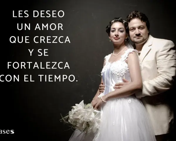 Novios sonriendo, con texto: "Les deseo un amor que crezca y se fortalezca con el tiempo." Frases para felicitar matrimonio.
