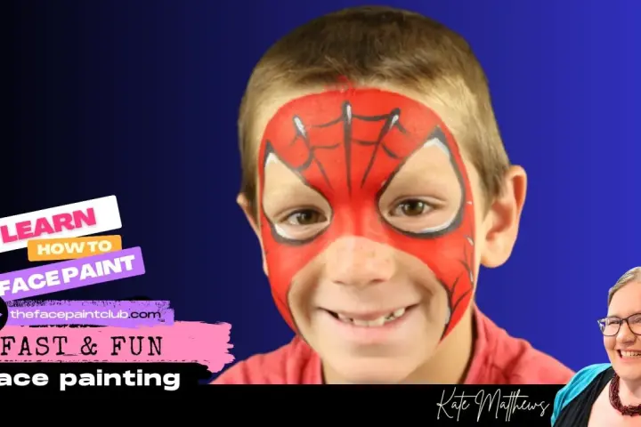 Un niño sonriente con un increíble spiderman dibujo cara. Aprende a pintar caras rápido y divertido.