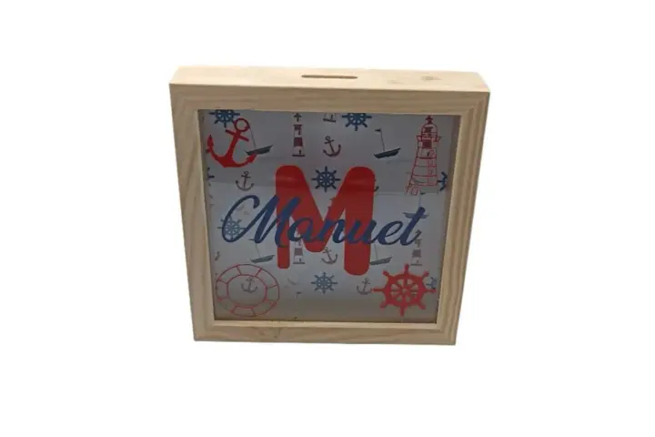 Hucha personalizable de madera con diseño marinero y el nombre "Manuel".