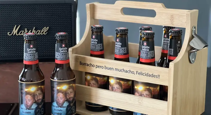 Cervezas personalizadas regalo: seis botellas de Estrella Galicia en un cesto de madera, con fotos y mensajes divertidos.