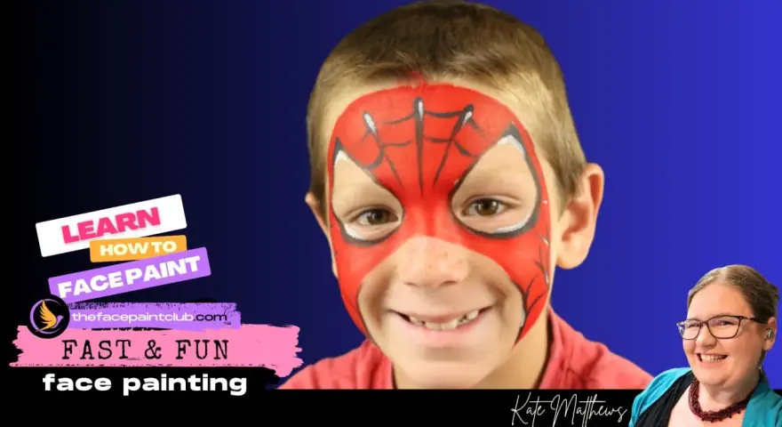 Un niño sonriente con un increíble spiderman dibujo cara. Aprende a pintar caras rápido y divertido.