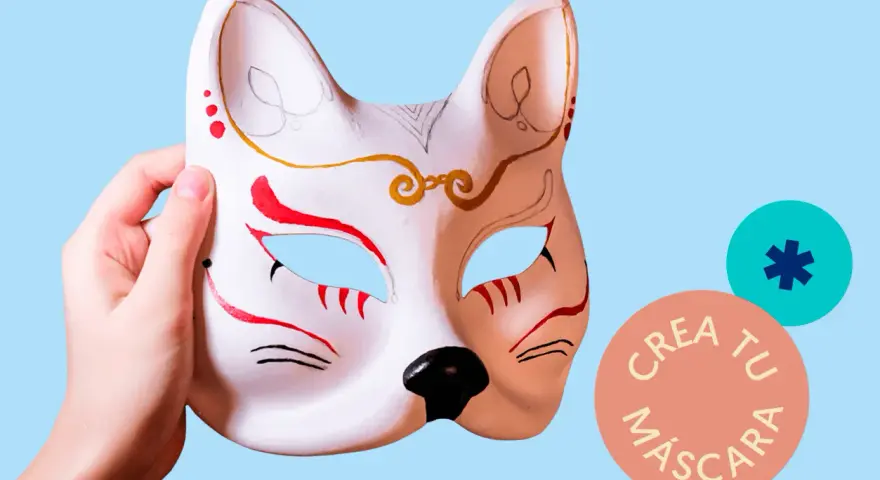 Mano sostiene un antifaz personalizado de zorro, con detalles rojos y dorados. Círculos con texto "Crea tu máscara" y un asterisco.