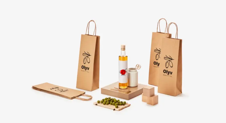 Bolsas vino personalizadas de papel kraft con logo de olivas. Botella de aceite de oliva y aceitunas verdes.