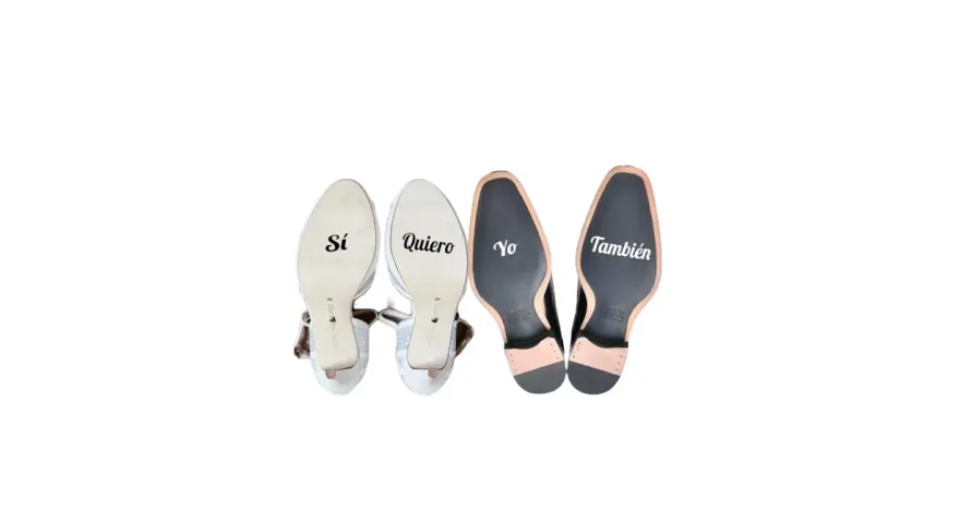 Pegatinas en zapatos de boda: "Sí, quiero" en tacones y "Yo también" en zapatos de hombre.