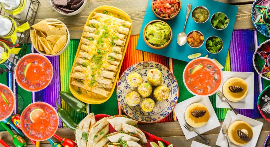 Ideas para una fiesta mexicana: taquitos, guacamole, salsa, elotes, quesadillas y postres. ¡Todo listo para celebrar!