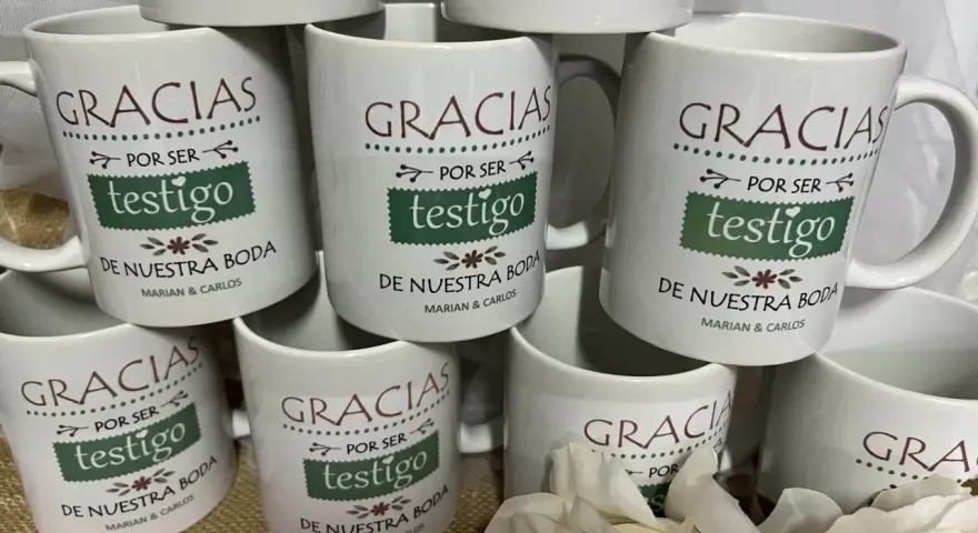 Tazas de boda personalizadas con "Gracias por ser testigo" para Marian y Carlos.