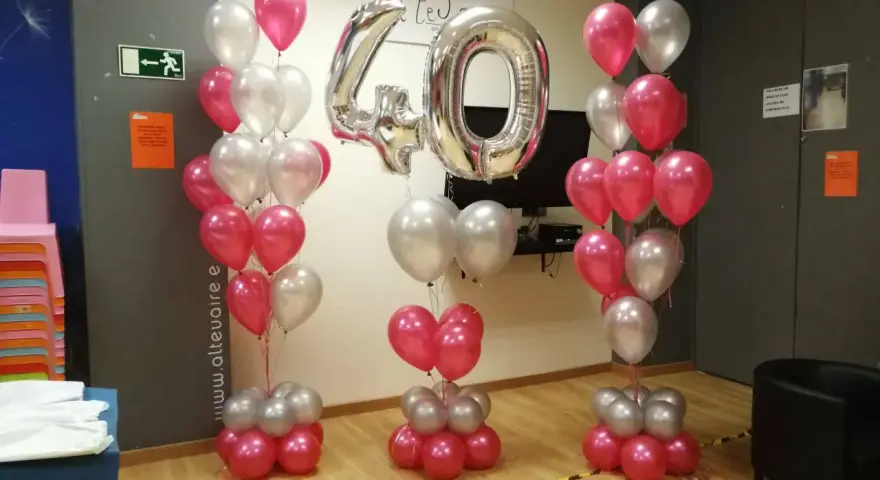 ¡Feliz cumpleaños! Globos plateados y rosas forman un número 40 gigante, celebrando un hito especial.